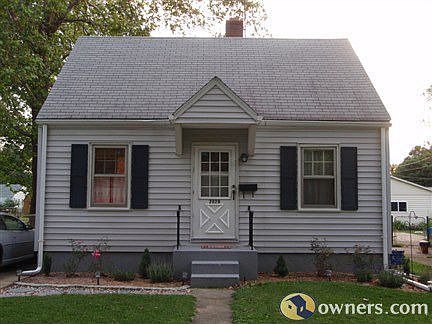 Remodeled w/ many updates, hardwood floor/ceramic tile, big yard