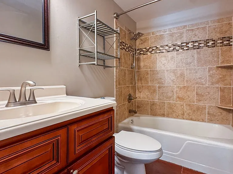 2305 Mirror Lake Dr — Photo 29