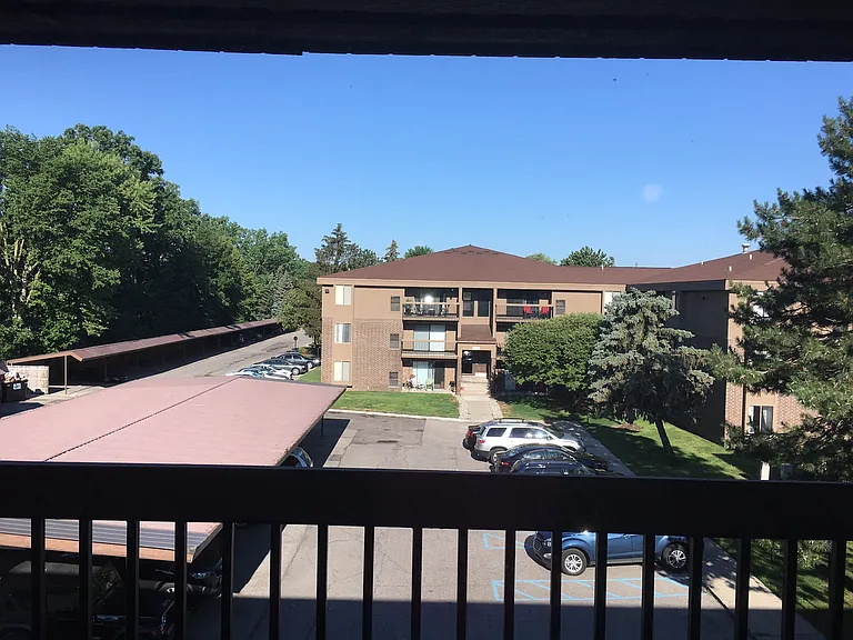 Lakeside Village Apartments — Photo 135