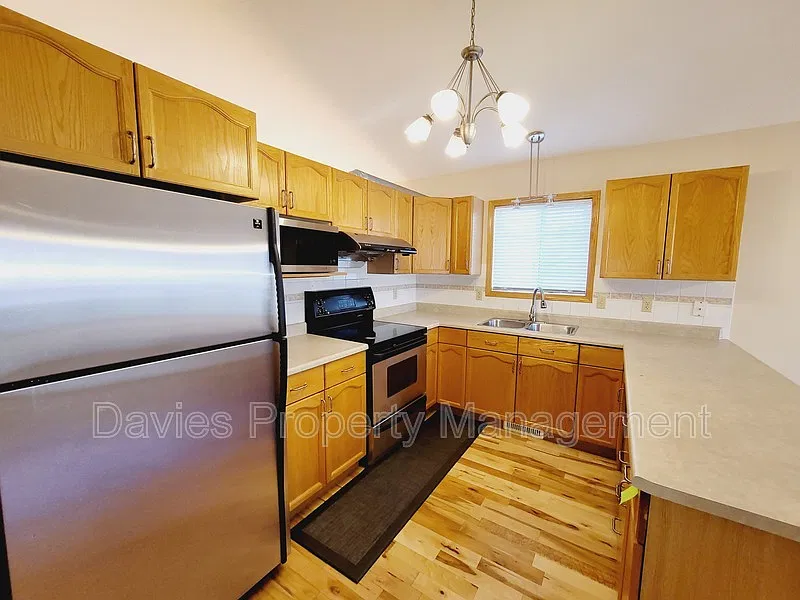 4 bed, 3.0 bath, 1218 sqft, $2,200 — Photo 4