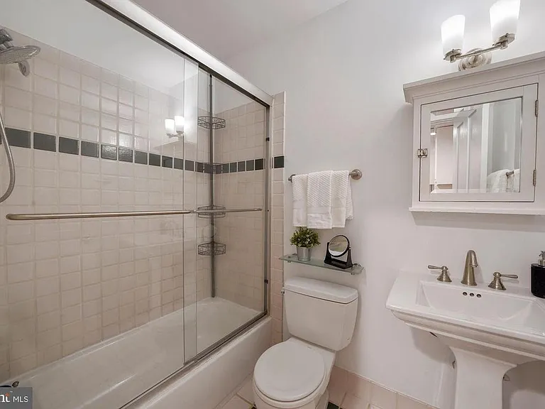 1439 W St NW #1 — Photo 16