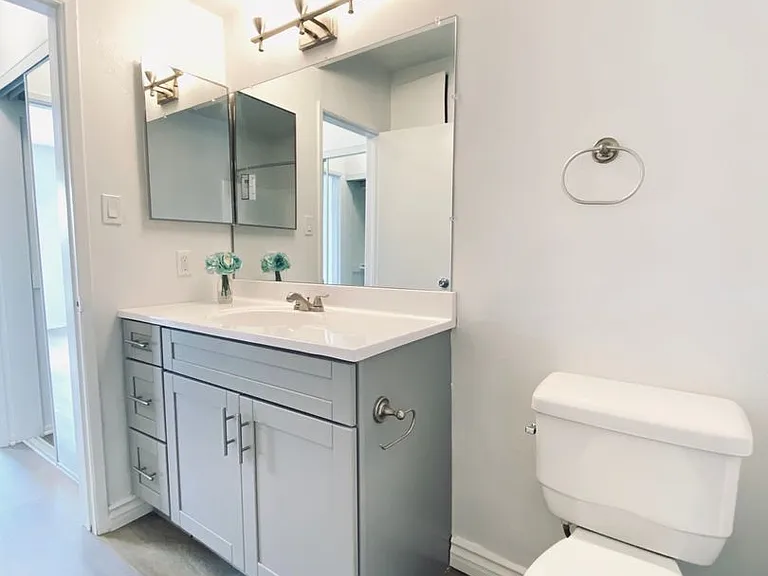 13860 Burbank Blvd — Photo 31