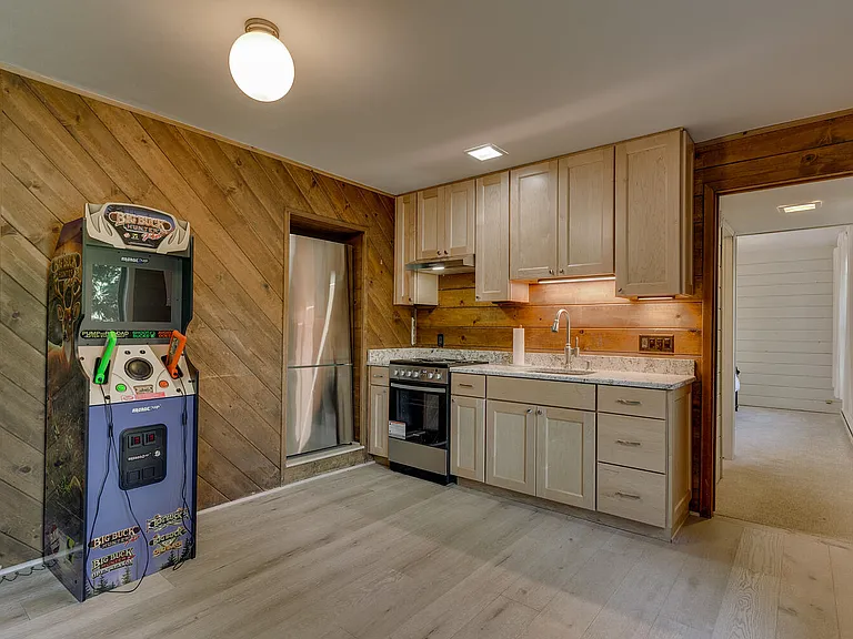 126 Tiger Tail Rd — Photo 3