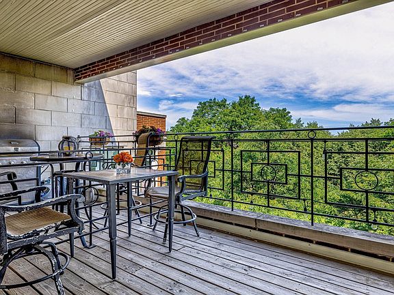 3rd image of 1927 W Diversey Pkwy Unit 4B