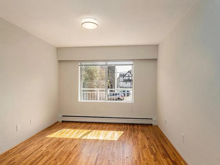 950 Rockland Ave — Photo 12