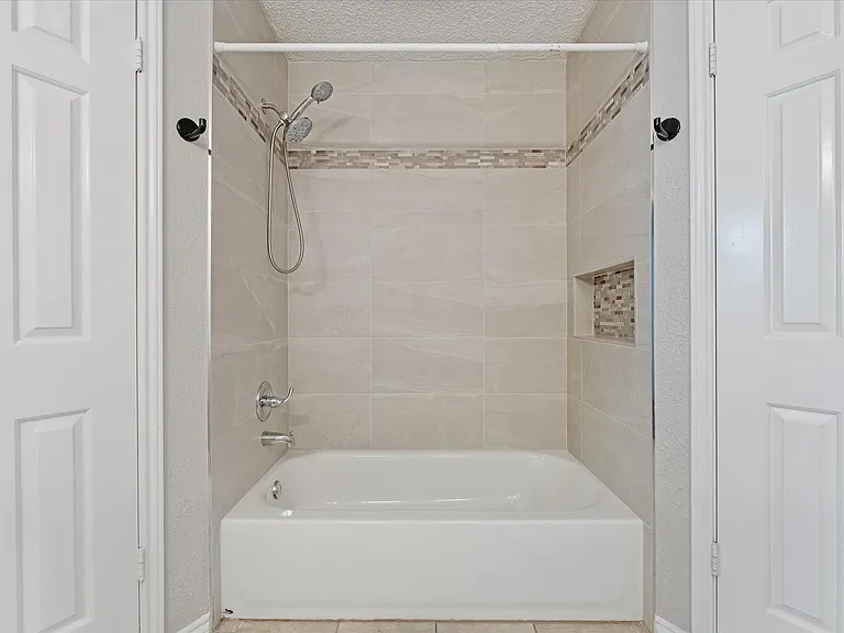 4311 Piney Creek Ln — Photo 16