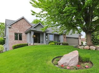 8484 Beacon Rd, Woodbury, MN 55125