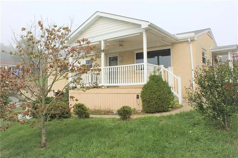 125 Clover Dr photo 1