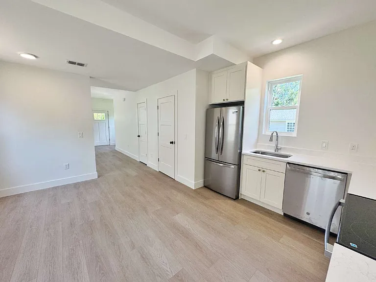 942 Alexander St — Photo 9