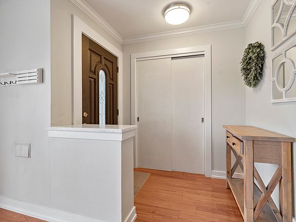 3rd image of 1915 Glenview Ave