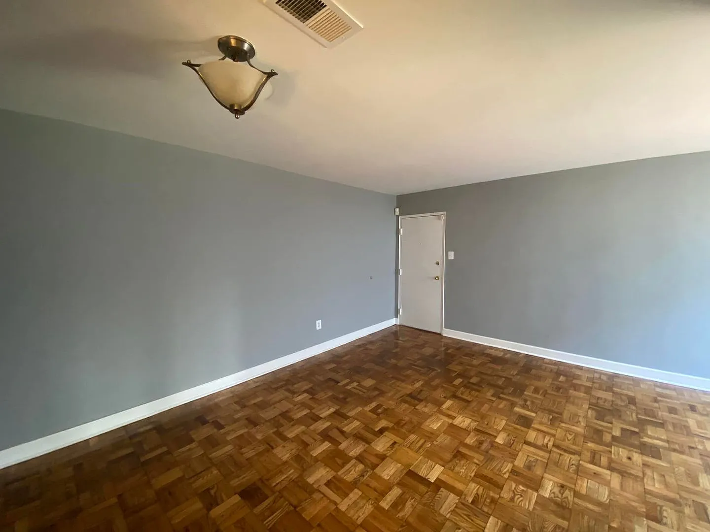 Cozy 2 BR/1 BA Apartment in Congress Heights! — Photo 3