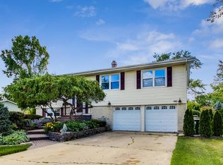 885 Rosedale Ln, Hoffman Estates, IL 60169