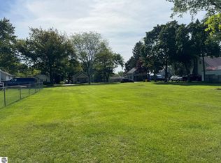 113 Grove Ave, Alma, MI 48801