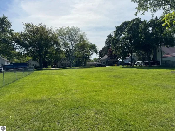 113 Grove Ave, Alma, MI 48801