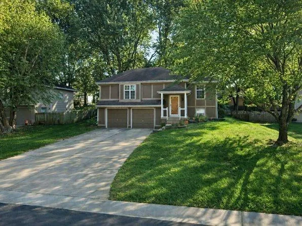 2405 NE Carousel Cir, Lees Summit, MO 64086