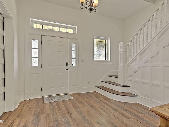 4th image of 321 Lee St