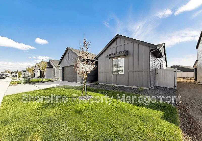 3 bed, 2.0 bath, 1558 sqft, $2,495 — Photo 3