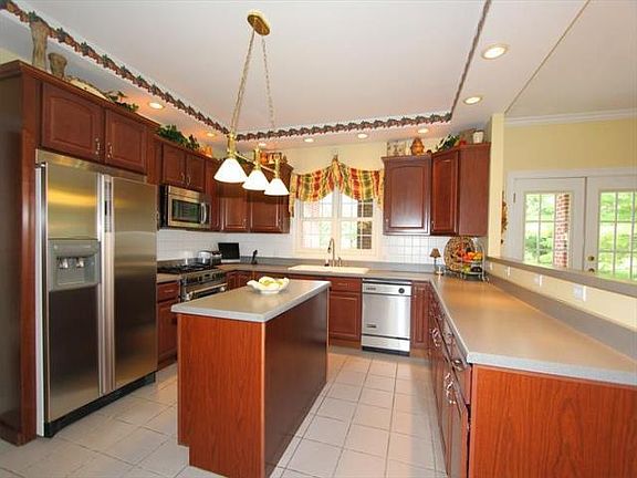 4th image of 1266 Ascot Drive