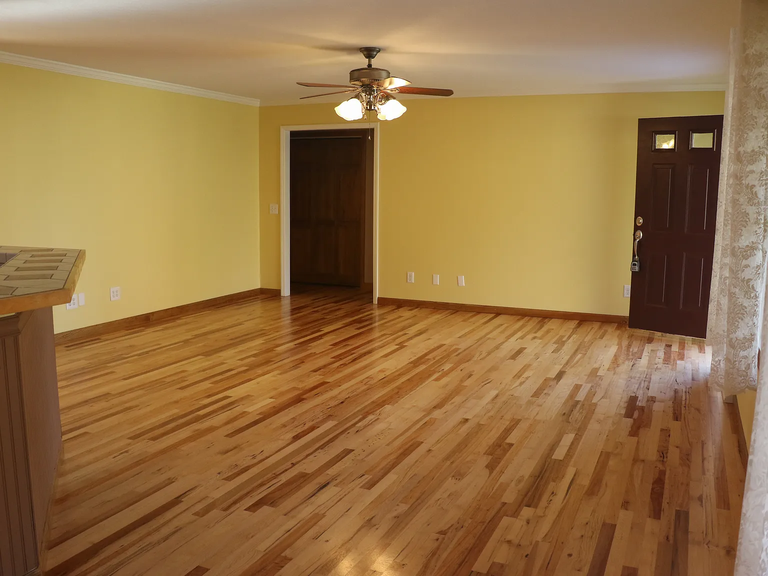 3 bed, 2526 sqft, $2,195 — Photo 3
