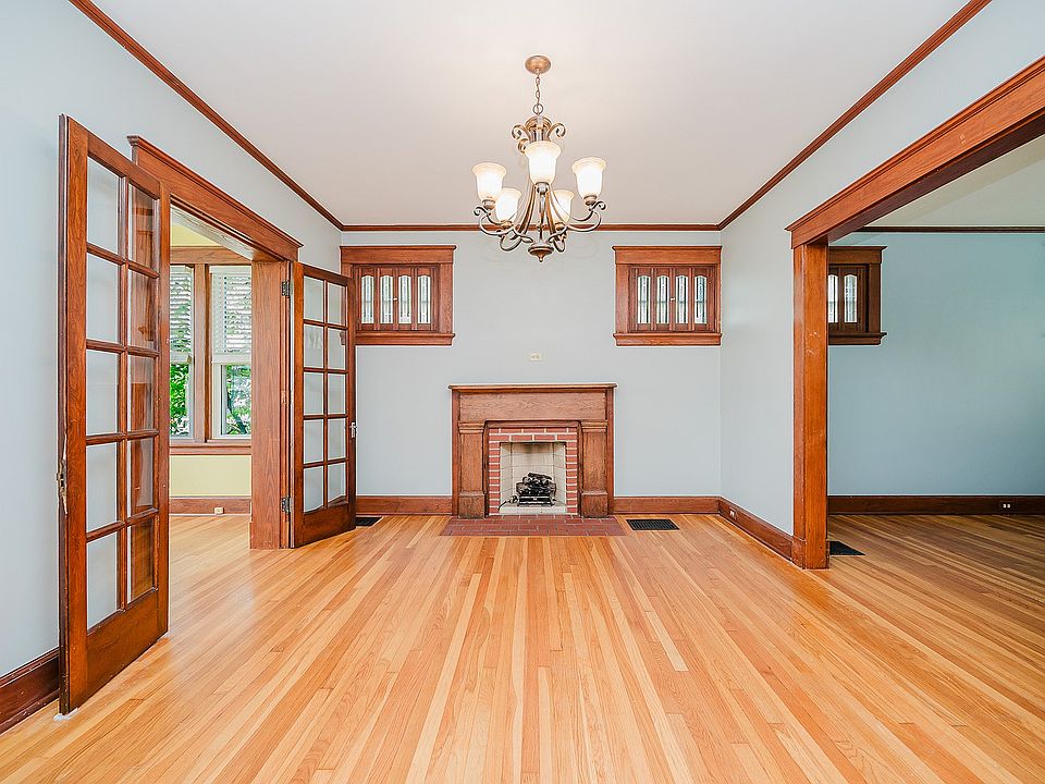 3075 Markbreit Avenue Living Room