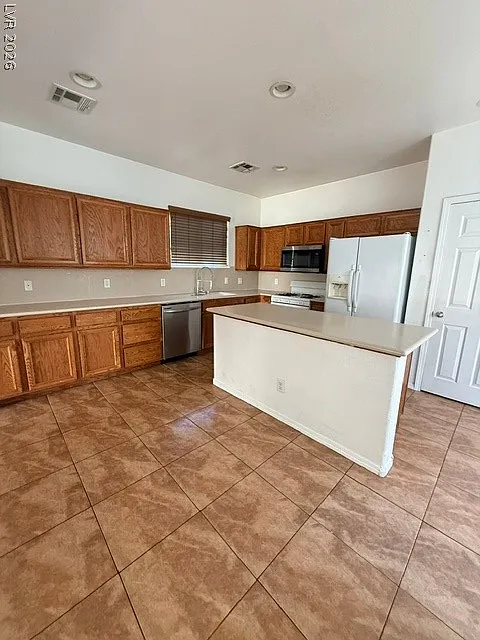 4 bed, 2.5 bath, 2018 sqft, $1,800 — Photo 4