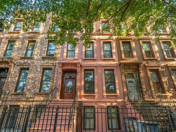 250 Vernon Ave, Brooklyn, NY 11206