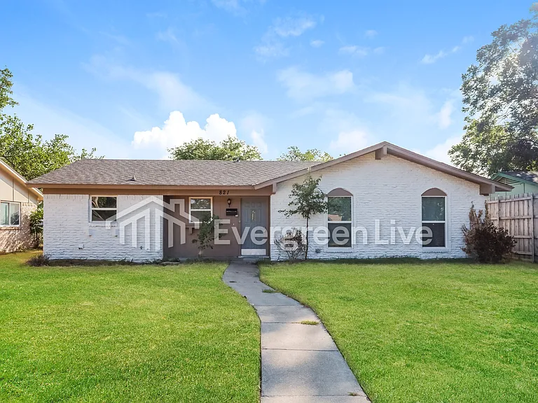 821 Quebec Dr — Photo 1