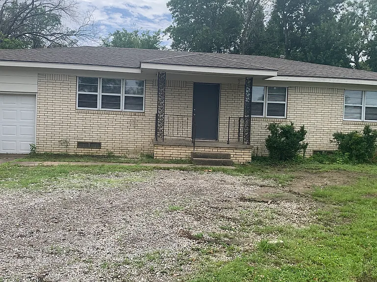 1323 W Oklahoma St — Photo 1