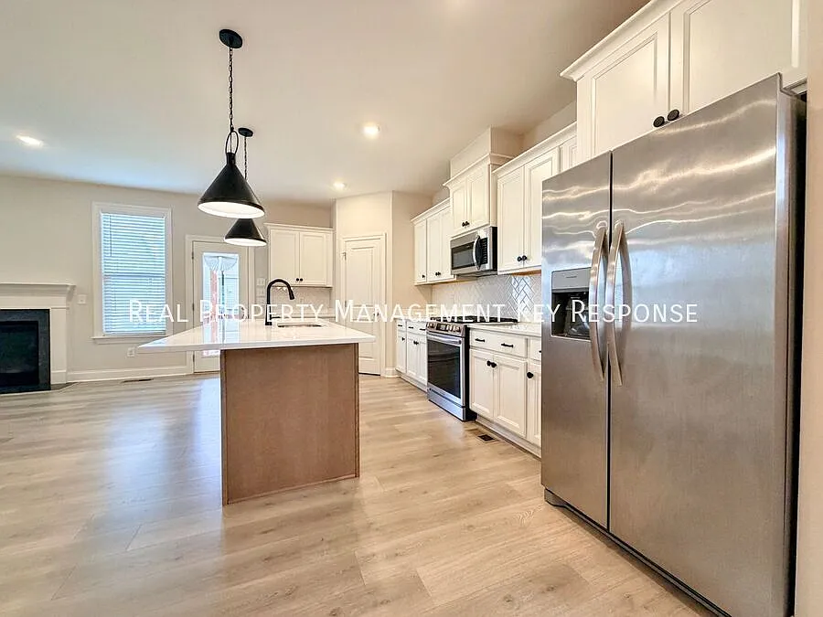 Beautiful 4 Bedroom Home with Fenced Backyard & Sought-After McCain Station in Station Camp Schoo... — Photo 4