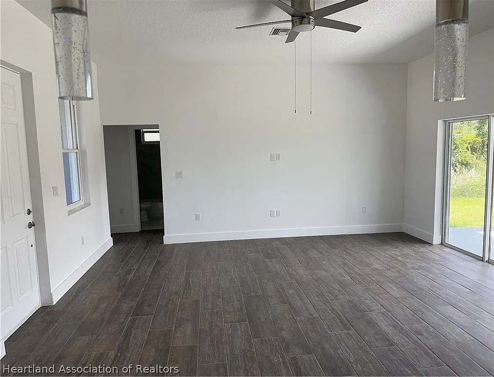 3 bed, 2.0 bath, 1421 sqft, $2,200 — Photo 3