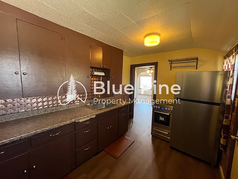 498 E 17th St — Photo 5