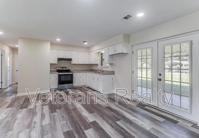 129 Quarles St — Photo 7