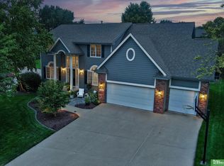 17618 Washington Cir, Omaha, NE 68135