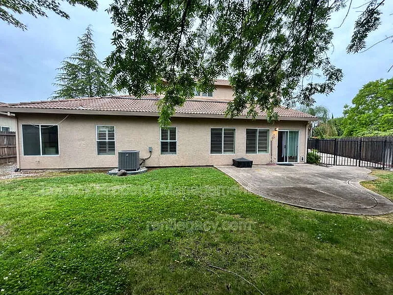 523 Cascade Dr — Photo 29