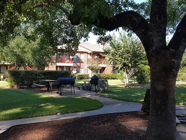 Sleepy Hollow Apartments — Photo 10
