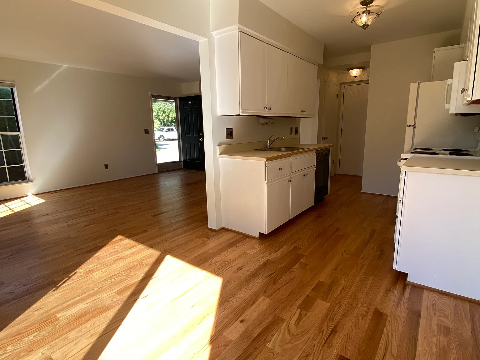 2 bed, 1.5 bath, 934 sqft, $1,350 — Photo 3