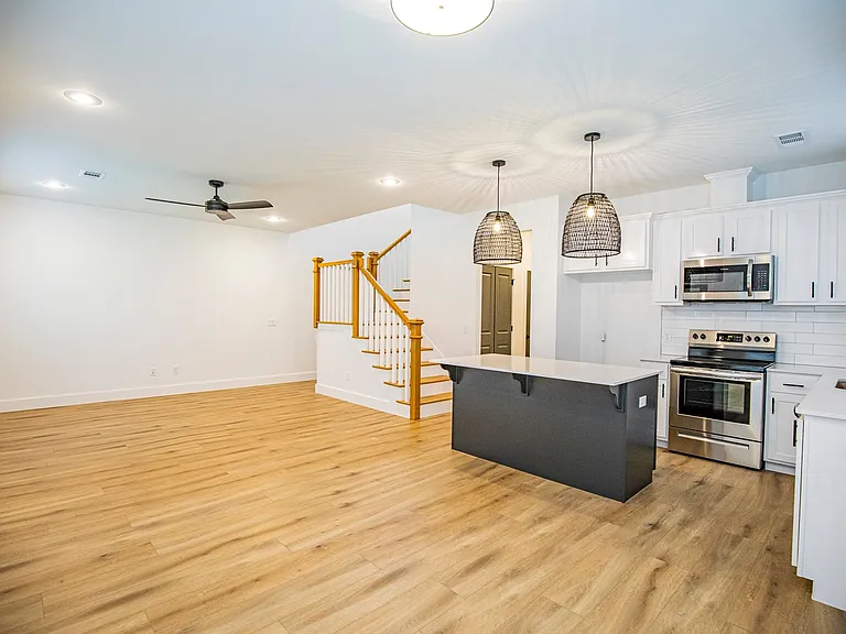 715 N Mount Olive St — Photo 5