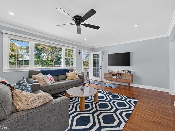 4th image of 532 River Dr