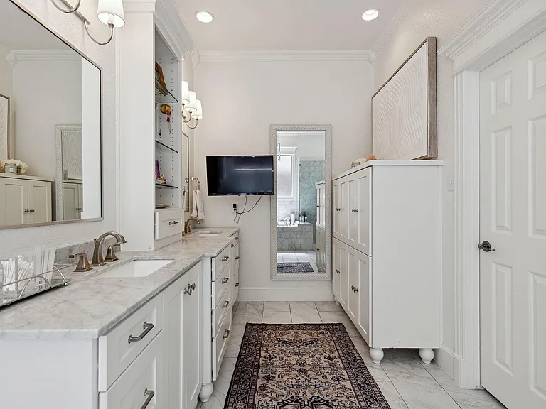 2704 Amherst Ave — Photo 21