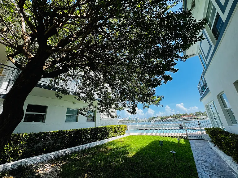 944 Bay Dr #7 — Photo 25