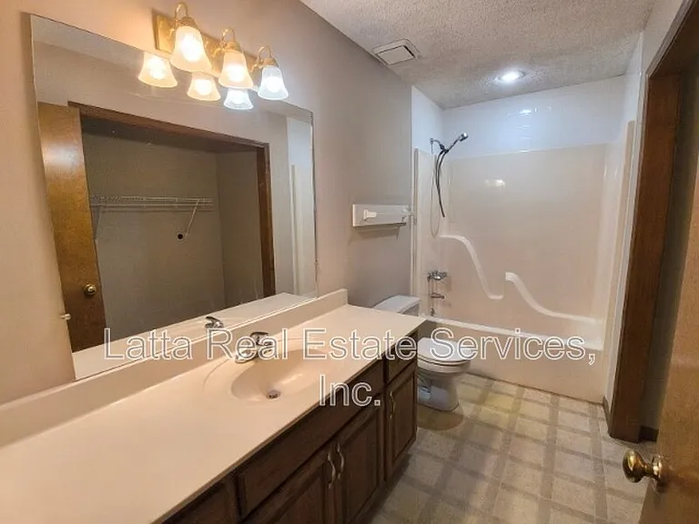 1101 NW Mock Ave #B — Photo 7