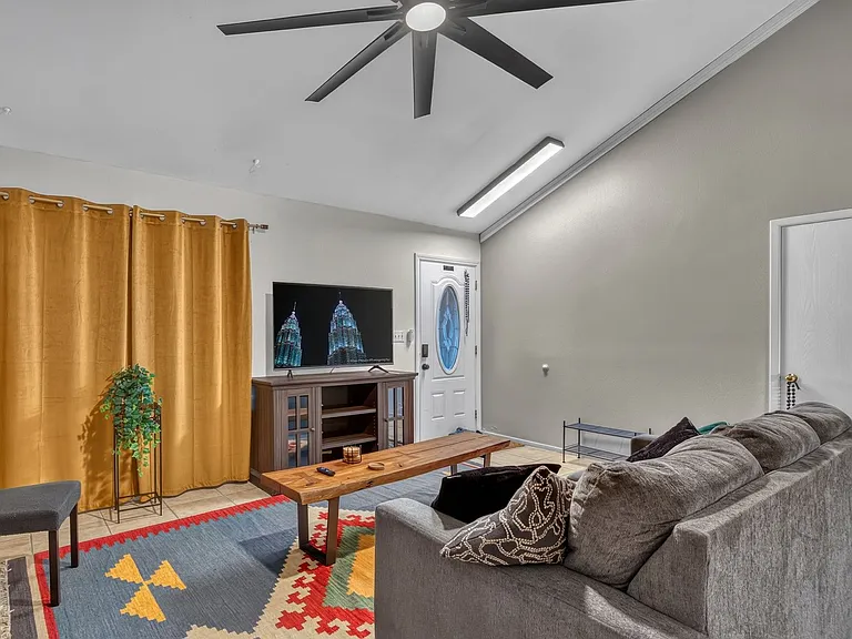3730 Greenwood Dr — Photo 7