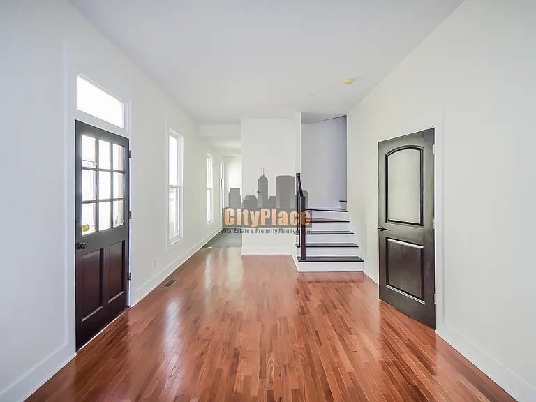 843 N Park Ave — Photo 5