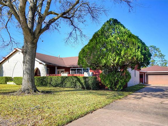 2nd image of 1006 Country Club Dr