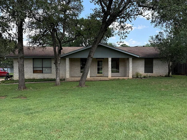 1009 Swallow Dr — Photo 2