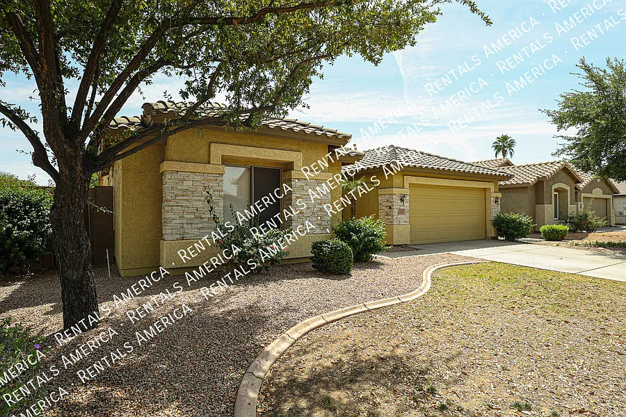 Move in Ready 4 Bedroom House W/ a Pool! — Photo 3