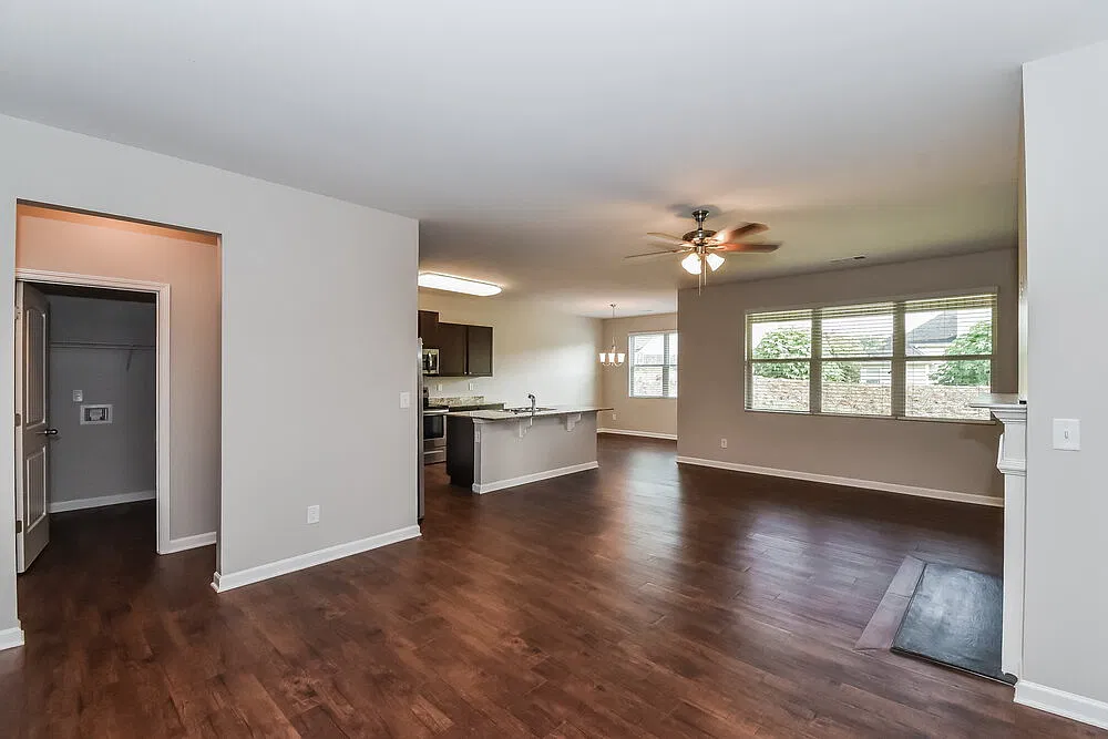 4 bed, 2.0 bath, 1899 sqft, $2,100 — Photo 3