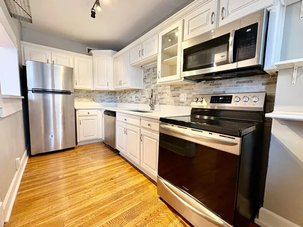 402 E 43rd St APT 3E, Kansas City, MO 64110