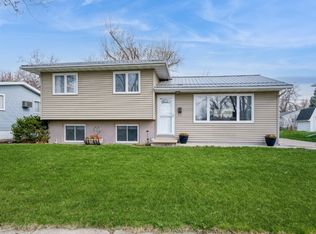 1062 Rainbow Blvd, Hiawatha, IA 52233