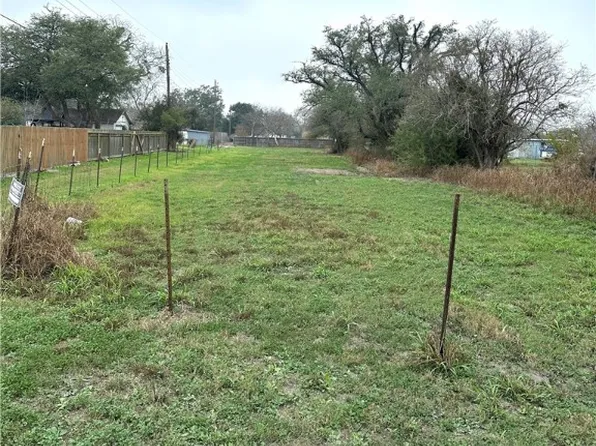 800 Gordon St, Sinton, TX 78387